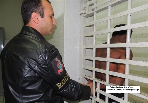 Barbaridade: homem esfaqueia a mulher e vai ao forró 