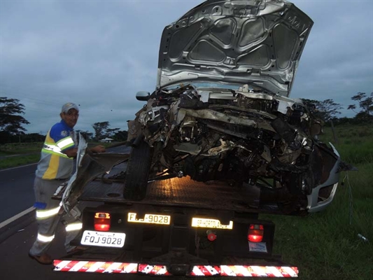 Carro fica bastante danificado após colisão traseira na SP-320