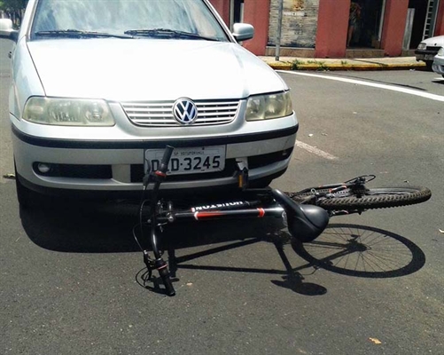 Bicicleta não para em sinal e acaba atingida em cruzamento