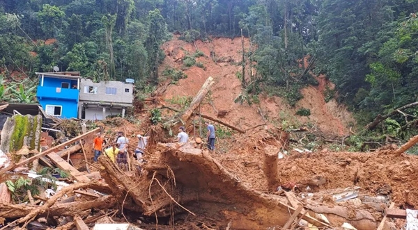 As equipes de resgate seguem as buscas por cerca de 40 pessoas que estão desaparecidas (Foto: Reprodução)