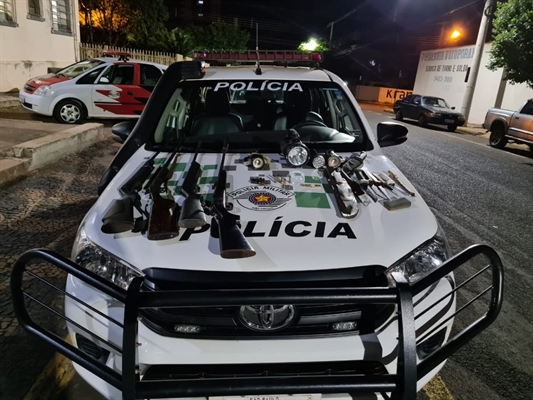 O armamento utilizado não tinha registro nos órgãos competentes e também não portavam autorização do Ibama (Foto: Polícia Ambiental)