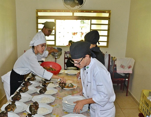 Os alunos participaram desde a execução dos processos de produção até a finalização dos pratos (Foto: Divulgação/Unifev)