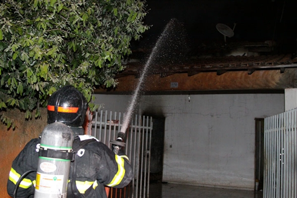 Incêndio destrói residência no Pozzobon
