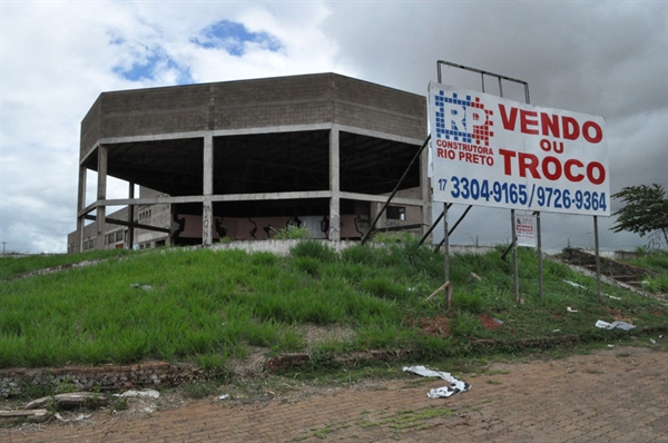 Supermercado Laranjão arremata prédio da Casb