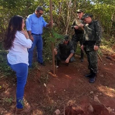 A Saev também realizou na terça-feira (22), o plantio de 55 mudas de árvores nativas regionais (Foto: Divulgação)