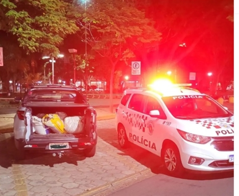 Dois homens foram presos em flagrante com uma caminhonete lotada de grãos de milho retirados da linha do trem (Foto: Divulgação)