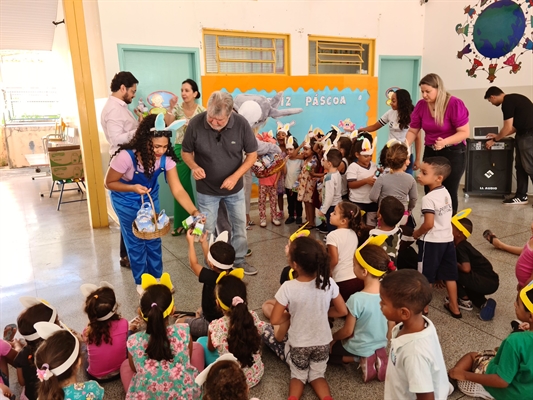 As crianças receberam a ilustre visita do Coelhinho da Páscoa que entrou no clima festivo e distribuiu o tão esperado presente: um kit com chocolate (Foto: Prefeitura de Votuporanga)