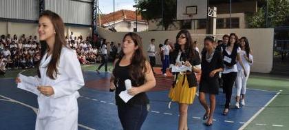 Escola SAB faz feira de profissões