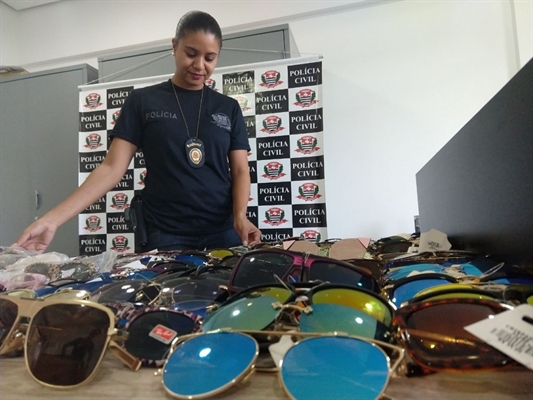  Investigadora Bárbara Correia do GOE conta os óculos apreendidos (Foto:  Marco Antonio dos Santos)