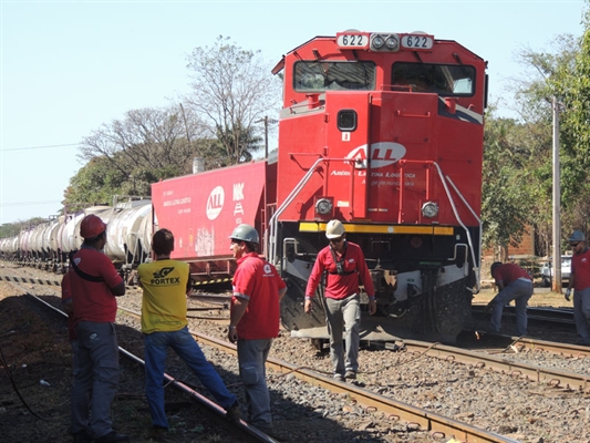 Trem sai dos trilhos e assusta moradores na Estação