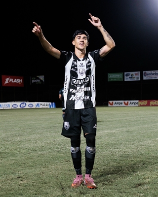 Atacante Hugo celebra a classificação da Votuporanguense para a semifinal da Série A2 2026  Foto: Rapha Marques