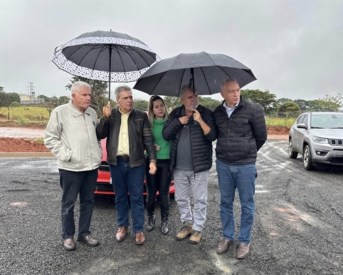 Seba acompanhou o diretor da CDHU Silvio Vasconcellos em visita às obras de desfavelamento ao lado de secretários municipais (Foto: Prefeitura de Votuporanga)