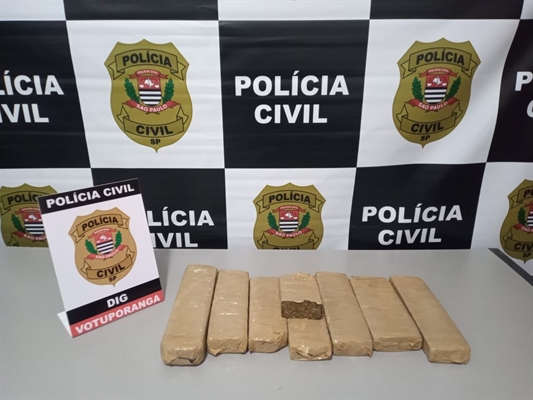 O investigado A.R.P. foi preso no momento em que transportava oito tabletes de maconha (Foto: Divulgação)