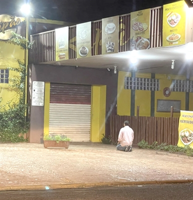 O proprietário da padaria Ki Pão, Ademir Aparecido Gardini, em oração (Foto: Juliana Balbi)