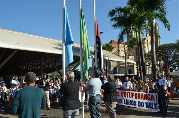 Solenidade em comemoração ao aniversário de Votuporanga foi acompanhada por autoridades e centenas de pessoas (Foto: A Cidade)