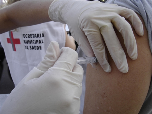 Enquanto as investigações prosseguem em âmbito nacional, as doses da vacina do Instituto Butantan permanecem armazenadas em Votuporanga  Foto: Prefeitura de Votuporanga