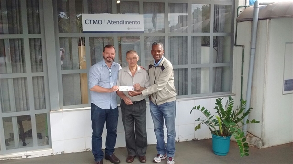 Artesão recebe carteira da SUTACO