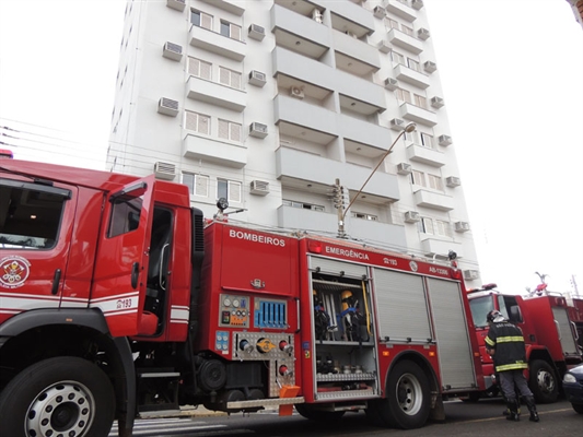 Fumaça em alto de prédio mobiliza bombeiros