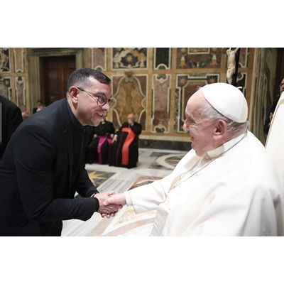 O frater Marcos Marques Caldas e o Papa Franciso, no Vaticano (Foto: Arquivo Pessoal)