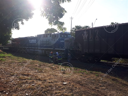 A morte foi instantânea, o corpo do idoso permaneceu debaixo das máquinas, enquanto a Polícia Militar aguardava a chegada da perícia (Foto: Reprodução/Voz das Cidades)