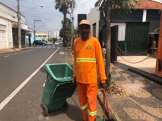 Gari de Votuporanga reclama da sujeira de santinhos nas ruas (Foto: Jornal A Cidade)