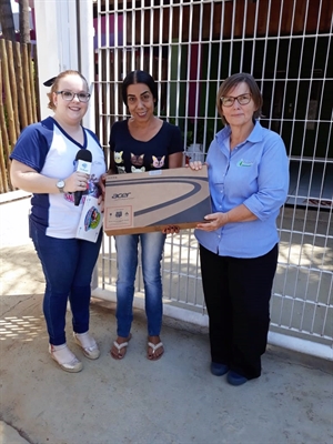 Lucy Dalva de Assis Mathar ganhadora de um notebook (Foto: Santa Casa de Votuporanga)