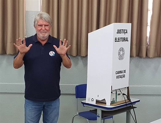 Jorge Seba votou na escola Manoel Lobo (Foto: A Cidade)