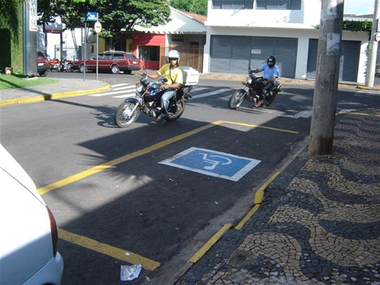 Secretaria tenta conscientização dos motoristas sobre vagas para deficientes