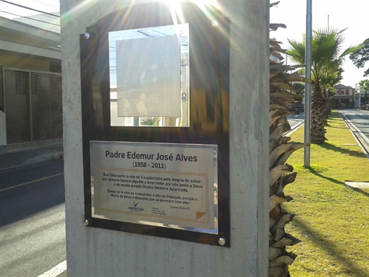 Foto do padre Edemur desaparece de alameda