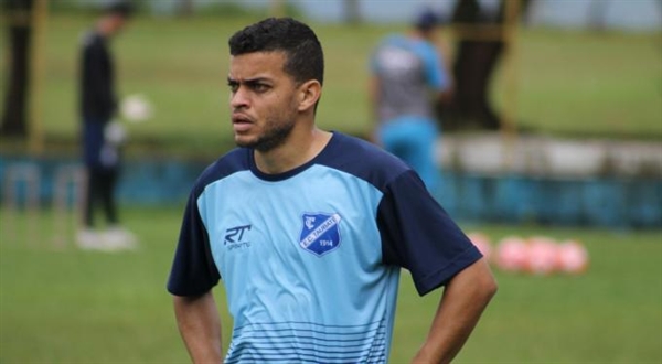 O atleta Dênis Neves jogou na Portuguesa este ano a A2, Copa Paulista e Série D, e já teria recebido a proposta da Votuporanguense (Foto: Caíque Toledo/EC Taubaté)