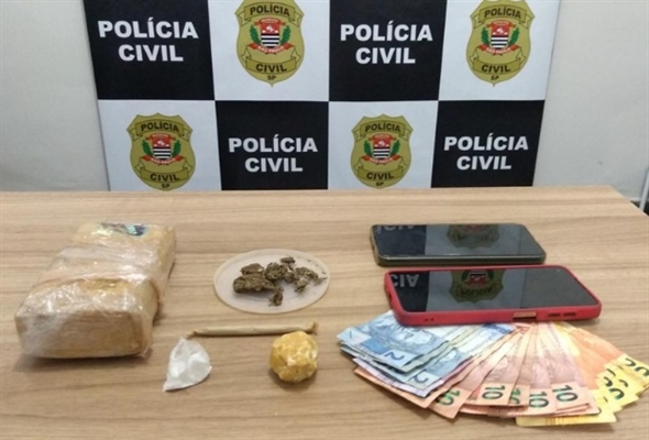 Os policiais da Dise de Fernandópolis prenderam um traficante com porções de maconha e cocaína  (Foto: Divulgação/Dise)