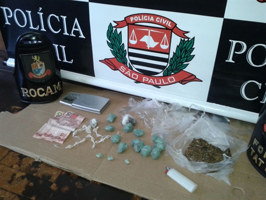 Dise e PM prendem rapaz com crack e maconha