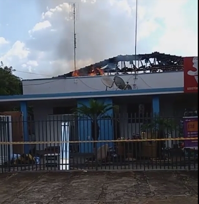 A equipe dos Bombeiros esteve no local para conter as chamas (Foto: Reprodução)