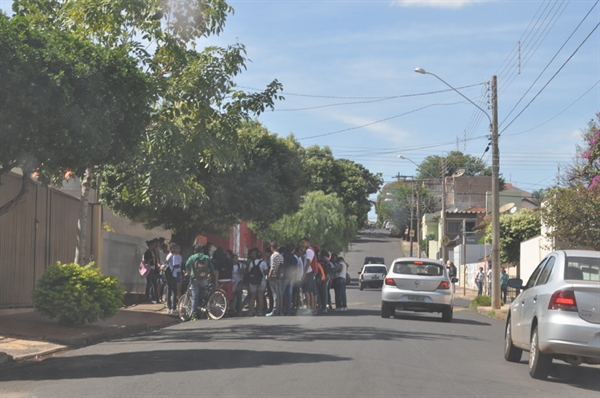 Alunos optam por rua ao invés de utilizarem calçadas