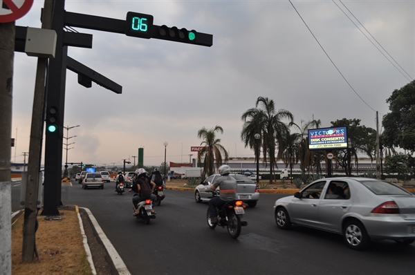 Um malabarista agrediu e deixou um morador de rua desacordado no semáforo do Posto Vilar, na avenida Brasil (Foto: A Cidade)