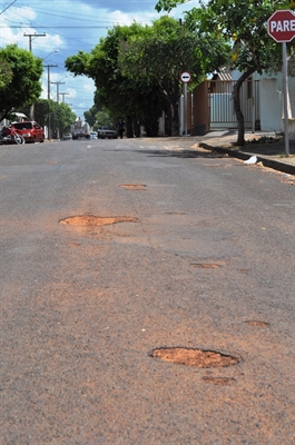 Moradores cobram uma solução para as ruas esburacadas