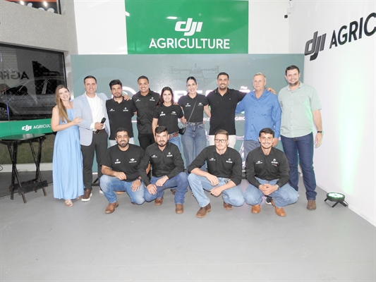 Os diretores do Mercadão dos Drones junto de sua equipe de colaboradores. Foto: A Cidade