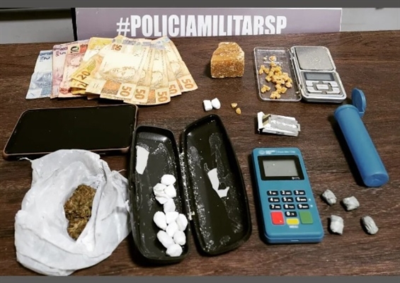 A ocorrência foi apresentada na Central da Polícia Civil de Votuporanga, onde as drogas e os objetos apreendidos foram entregues (Foto: Divulgação/PM)