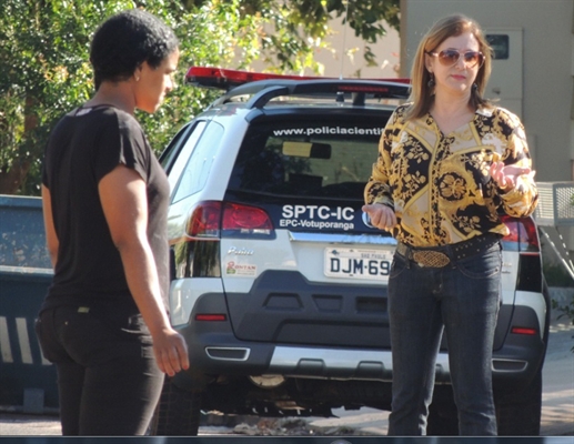 Mulher é presa por suposto envolvimento em morte