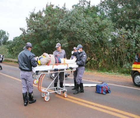 Motociclista fica ferido em acidente na Péricles