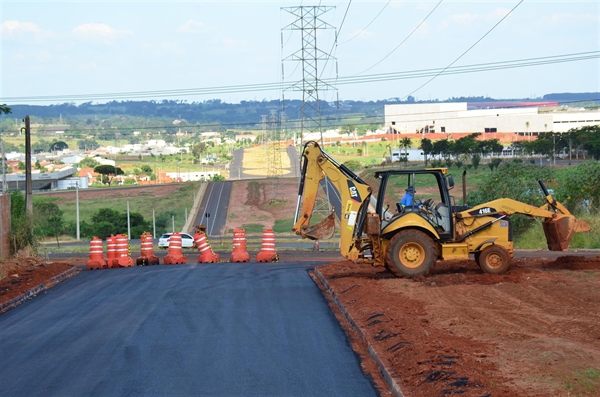 Prefeitura pavimenta interligação de avenidas na Zona Norte 
