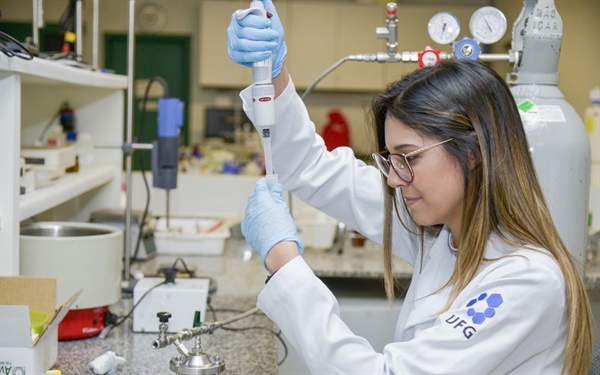 Sarah Rodrigues é uma das pesquisadoras que desenvolveu partícula que captura cocaína no corpo — Foto: Pedro Gabriel/Secom UFG