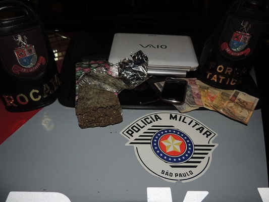 PM apreende 1kg de maconha em roupas de bebê