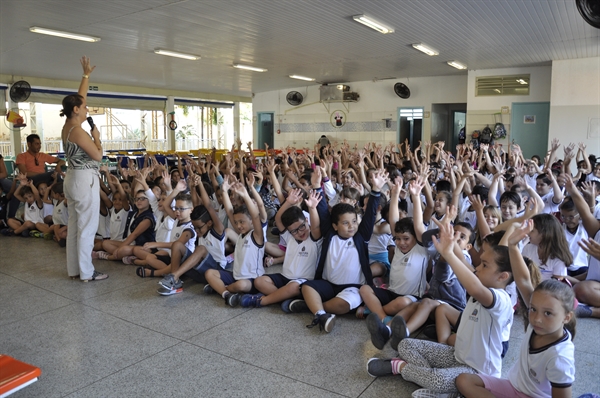 Prefeitura entrega 7,3 mil kits de uniformes escolares (Foto: Prefeitura de Votuporanga)