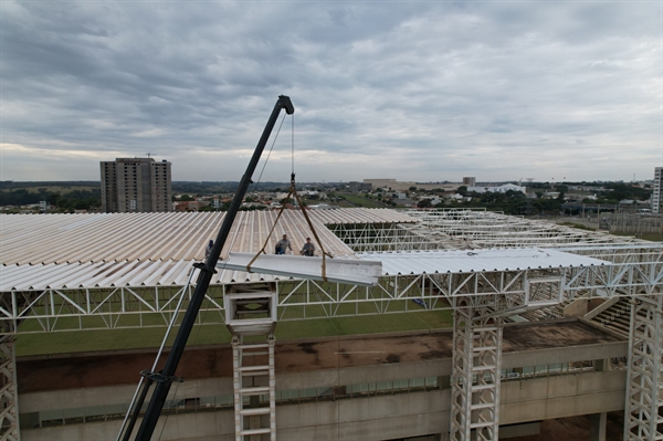 Cobertura da Arena Plínio Marin recebeu alguns reparos após estragos causados por um temporal (Foto: Prefeitura de Votuporanga)