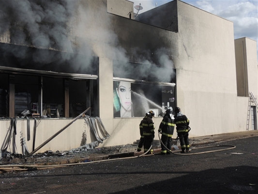 Defesa Civil libera lojas incendiadas no Pozzobon