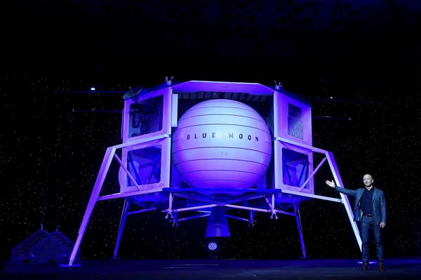 O presidente e fundador da Amazon, Jeff Bezos, apresenta o módulo lunar Blue Moon, de sua empresa de exploração espacial Blue Origin, durante evento em Washington, nos EUA — Foto: Clodagh Kilcoyne/Reuters