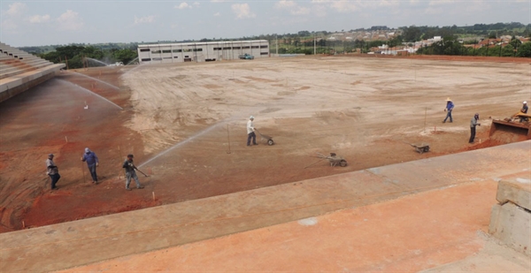 Tudo pronto para plantio da grama na arena