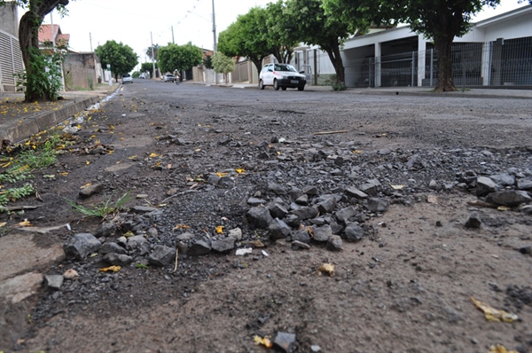 Buracos das ruas da cidade foram alvo de diversas críticas e até protesto