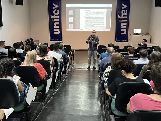 Prof. Esp. Fernando Guastini falou sobre a importância de reconhecer, prevenir e combater o assédio moral e sexual no trabalho (Foto: Unifev)